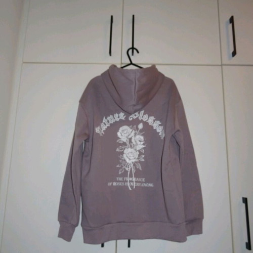 Eggplant warm sweatshirt with white details new, size Small