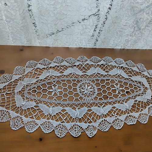 Vintage table runner with bobbin lace in light gray, like new, 80x33 cm