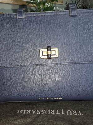 Trussardi μεγάλη μπλε τσάντα ώμου μεταχειρισμένη με μικρές φθορές