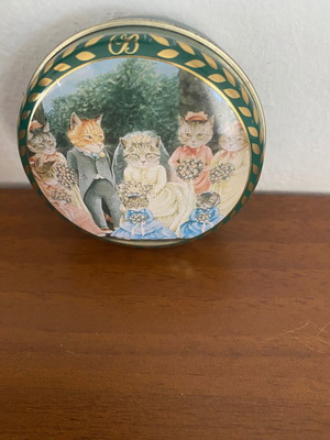 Bentlays Victorian Cats metal round box like new