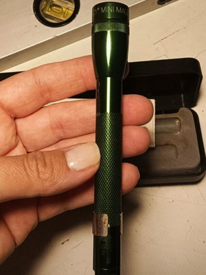 Νέος MINI MAGLIGHT φακός τσέπης με μοντέρνο σχέδιο