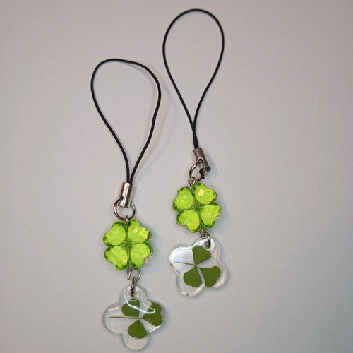 Lucky 13 keychain with resin and real clovers like new, multicolor green