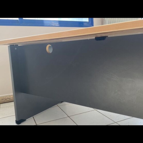 Biro desk like new with modern design and large work surface