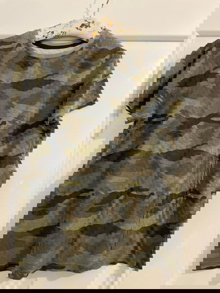 Primark - boy’s camo t-shirt age 12-13