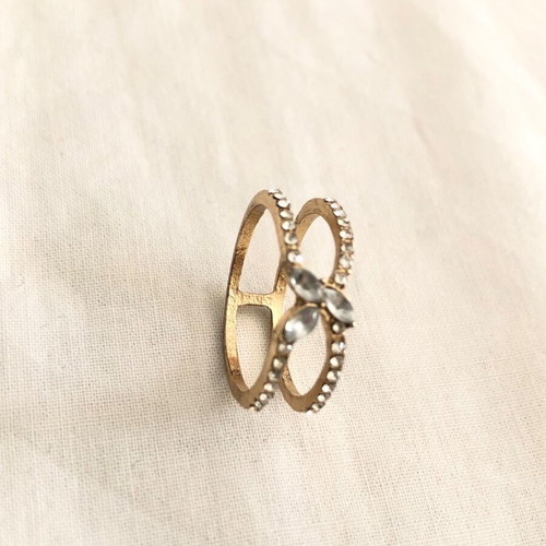 Ring with rhinestones like new, gold color