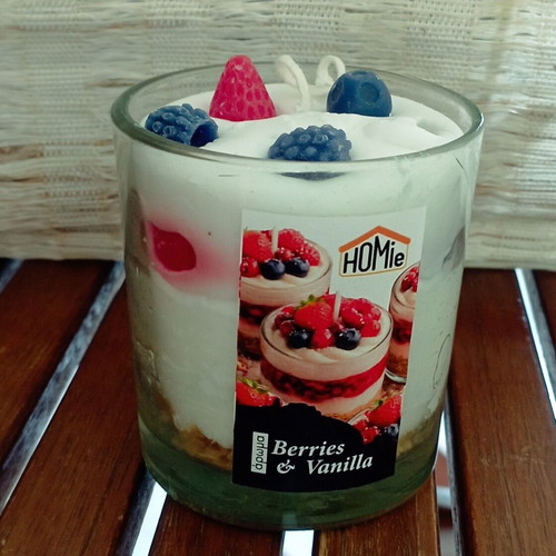 Candle jar dessert design with berries and vanilla 180g