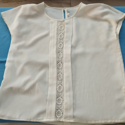 Top with lace and shoulder pads, like new, ecru/white, size XL