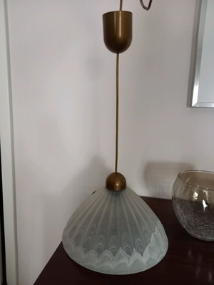 Ceiling light used with paint marks on the cable