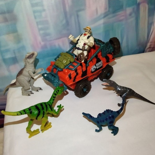 Dino Valley Jeep Chap Mei with Skinny Bones figure and 4 dinosaur figures