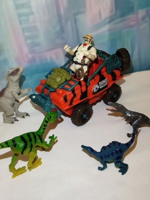 Dino Valley Jeep Chap Mei with Skinny Bones figure and 4 dinosaur figures