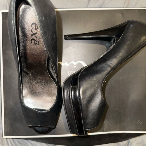 Exe peep toe black leather pumps new with iridescent silver insole