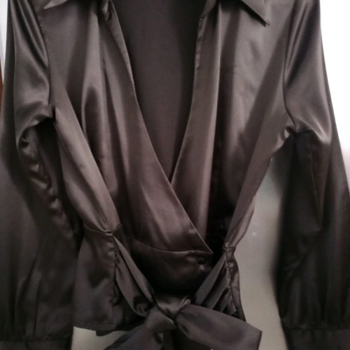 Satin shirt used, size 3, in excellent condition