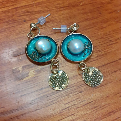 Earrings with cultured pearls and liquid glass