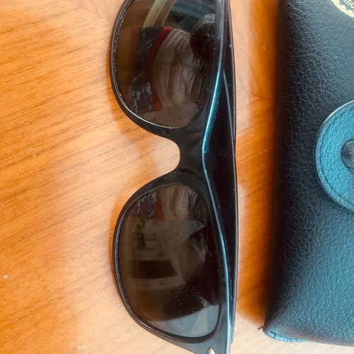 Ray Ban sunglasses black like new unisex with case