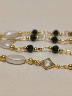 Necklace with synthetic pearls and crystal details new