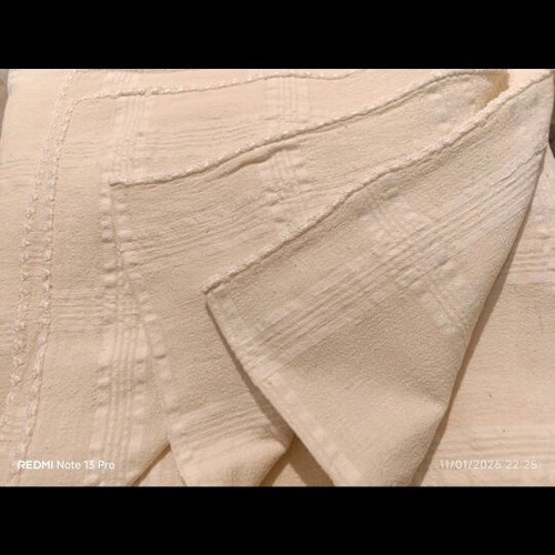 Woven tablecloth with 6 food napkins like new