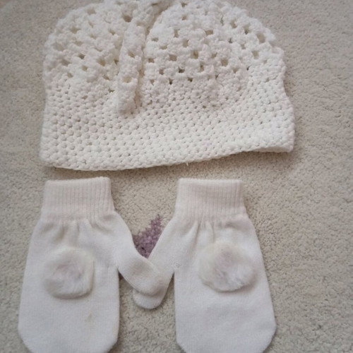 Hat and gloves set for 3 years like new, white
