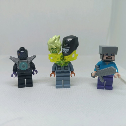 Lego Minecraft figures 3 pieces like new, Scott Francis, Legends of Chima Rizzo