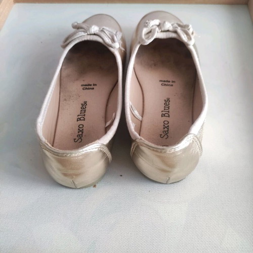 Gold-colored shoes like new, size 29, barely worn