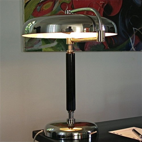 Sviveling desk lamp used