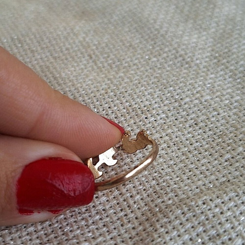 Ring with leaf wreath design like new, gold color