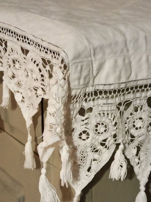 Handmade table runner like new with tassels and fine decoration