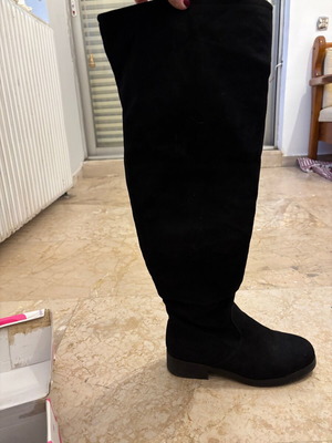 Black tall boot like new, size 39 with low heel