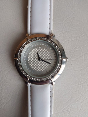 Ρολόι γυναικείο Avon μεταχειρισμένο με λευκό δερματίνη λουράκι και κρύσταλλα
