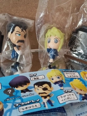 2 μίνι φιγουράκια gashapon από τη σειρά "Fullmetal Alchemist"
