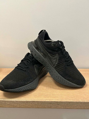 Nike React Infinity Run Flyknit 2 Triple Black size 44.5 like new