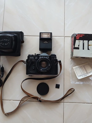 Zenit TTL vintage σοβιετική αναλογική φωτογραφική μηχανή με φακό Helios 44M και φλας Toshiba, σαν καινούργιο