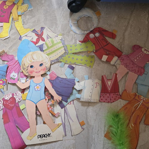 Peachy paper doll Mattel 1974 used with many accessories and clothes