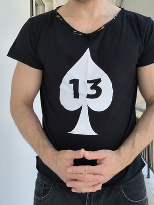 Μαύρο t-shirt με παραμάνες στον γιακά και στάμπα Μπαστούνι 13 σαν καινούργιο