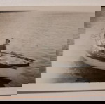  Μικρή, παλιά, ασπρόμαυρη φωτογραφία με βάρκα, άγνωστο το μέρος και η χρονολογία.