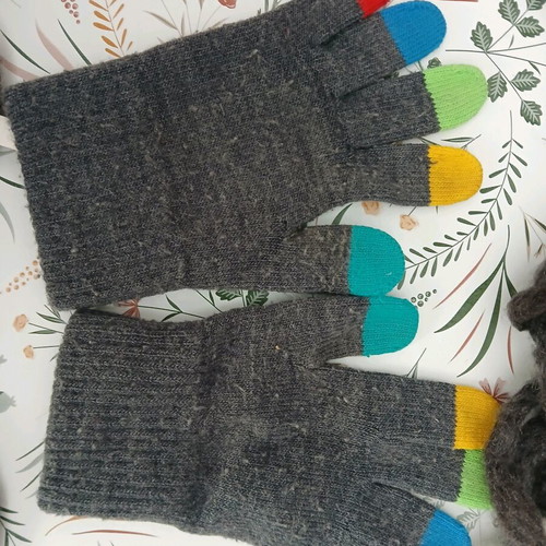 Children's hats and gloves like new