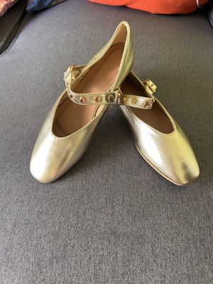 Ideal Shoes ballerinas new, size 40, gold color with studs