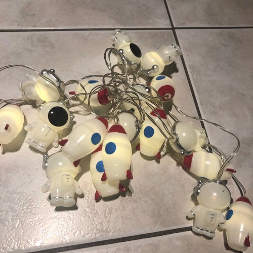 String lights with astronauts and rockets used, without batteries