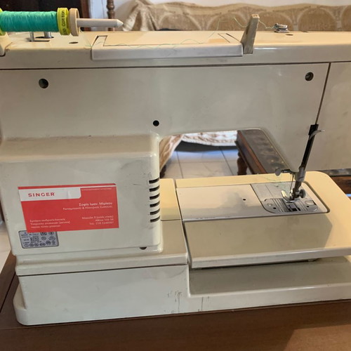 Two Singer sewing machines used, models 404 M13 and 8618 Electronic