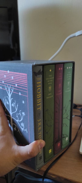 Tolkien's The Hobbit and The Lord of the Rings box set, Το Χόμπιτ & ο Άρχοντας των Δαχτυλιδιών