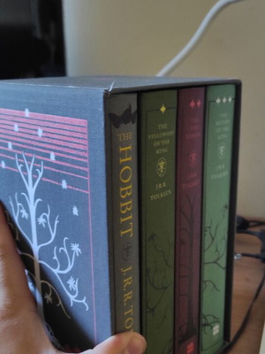 Tolkien's The Hobbit and The Lord of the Rings box set, Το Χόμπιτ & ο Άρχοντας των Δαχτυλιδιών