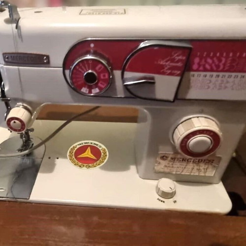 Mercedes sewing machine like new with table base