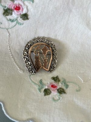 Rodian Women's Brooch like new, 4x3 cm, deer design