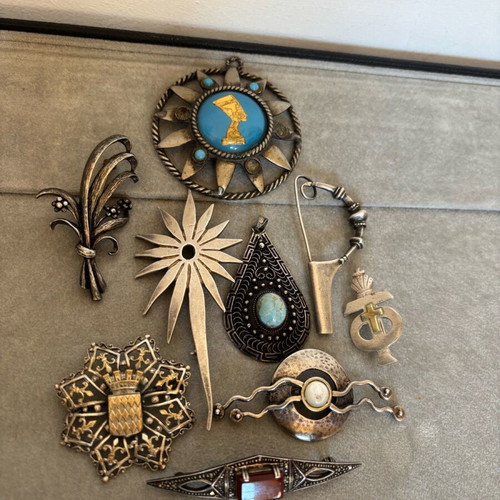 Silver pins used, gold and silver colors