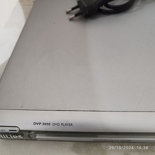 Dvd player used Philips with scart cable and remote control