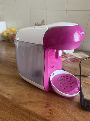 Bosch Tassimo Coffee Maker like new with capsules