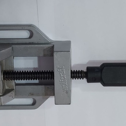 Bench Vise vertical used, 11cm x 13cm body dimensions