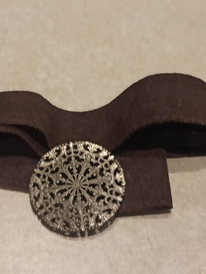 Suede belt like new, chocolate color with large round metal buckle