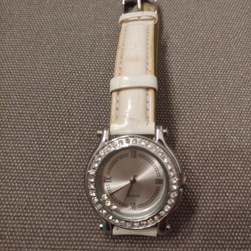 Quartz wristwatch used with crystals and leatherette strap