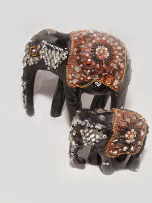 Wooden carved elephants used with beads and strass