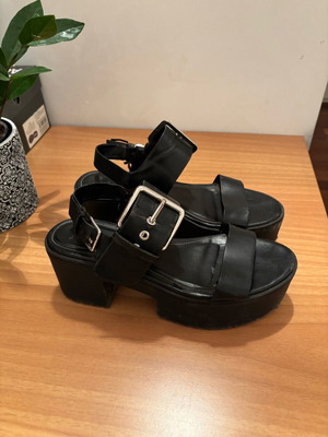 Πέδιλα πλατφόρμες Bershka μαύρα δερμάτινα μεταχειρισμένα με ασημένιες αγκράφες μέγεθος 40